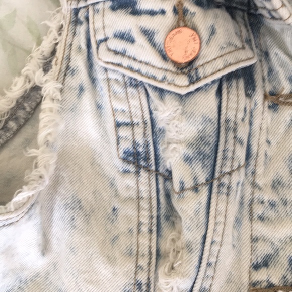 Distressed Light Wash Denim Jacket Frayed edges - Picture 6 of 6